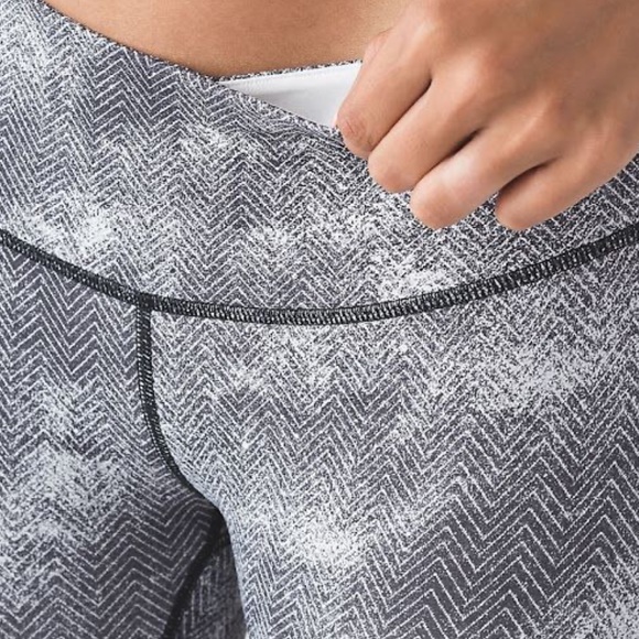 Lululemon Wunder Under Pant III Diffusion White Black Chevron Leggings Size 2 - Picture 3 of 7
